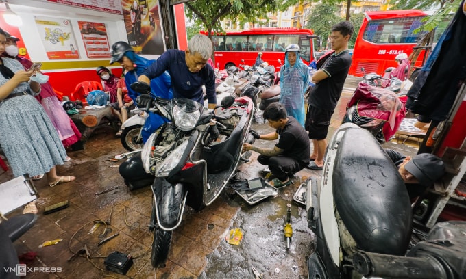 Xe đang được kiểm tra, sửa chữa tại Hà Nội sau cơn bão Kajiki vào tháng 8/2028. Ảnh: Minh Quân