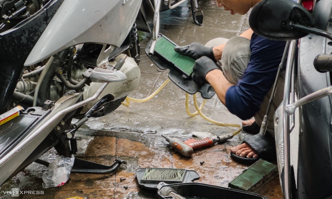 Nhân viên đang thay thế lọc gió cho xe tay ga. Ảnh: Minh Quân