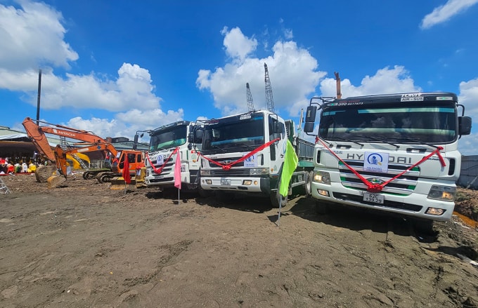 Máy móc thực hiện nghi thức khởi công. Ảnh: Thường Sơn