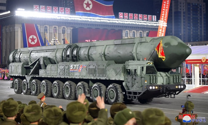 Xe chở đạn kiêm bệ phóng ICBM với ống phóng kín trong lễ duyệt binh tại thủ đô Bình Nhưỡng, Triều Tiên tháng 2/2023. Ảnh: KCNA