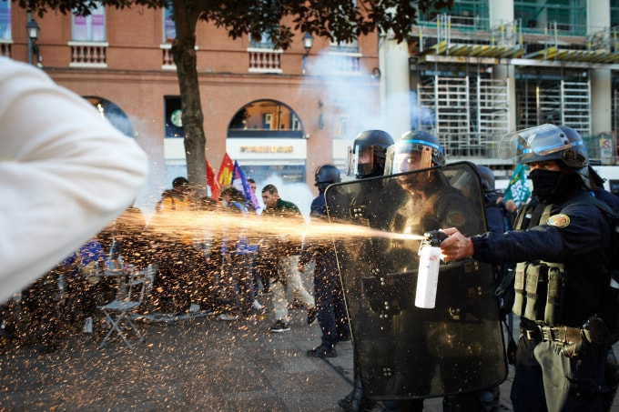 Cảnh sát Pháp giải tán người biểu tình tại Toulouse ngày 3/10. Ảnh: AFP