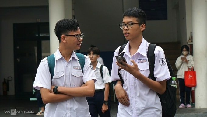 Học sinh sử dụng điện thoại để liên hệ phụ huynh sau giờ thi vào lớp 10 trường Phổ thông Năng khiếu, tháng 5. Ảnh: Lệ Nguyễn