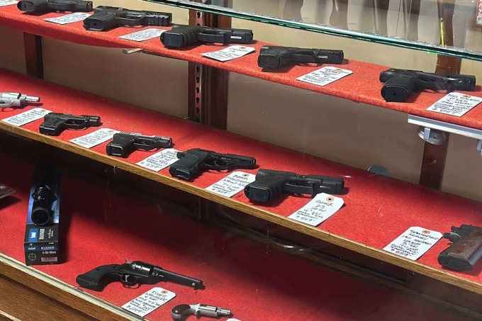 Một số loại súng ngắn bày bán ở quán Sportsman, bang California. Ảnh: SFG