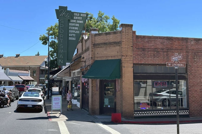 Quán bar kiêm cửa hàng súng ở Sonora, California. Ảnh: SFG
