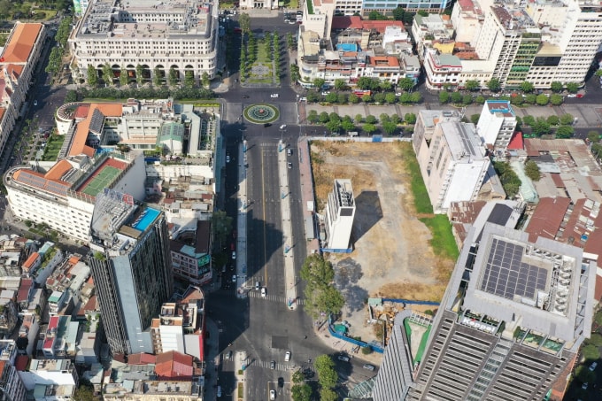 Khu đất rộng 9.000 m2 ở góc đường Nguyễn Huệ - Lê Lợi từng là Thương xá Tax. Ảnh: Quỳnh Trần