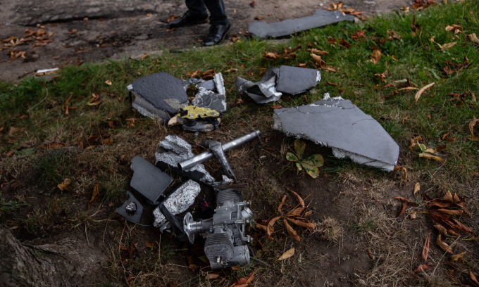 Các mảnh vỡ UAV Nga tại tỉnh Sumy hôm 6/10. Ảnh: AFP