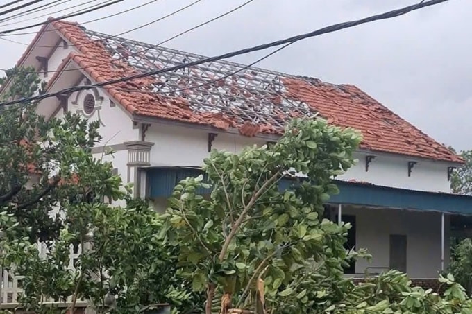 Mái nhà người dân ở phường Chu Văn An bị giông lốc thổi bay, sáng 7/10. Ảnh: Xuân Hoa