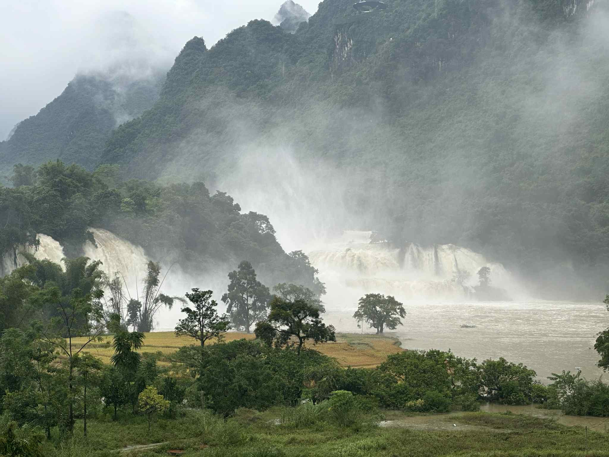 Nước ở thác Bản Giốc dâng cao gây nguy hiểm