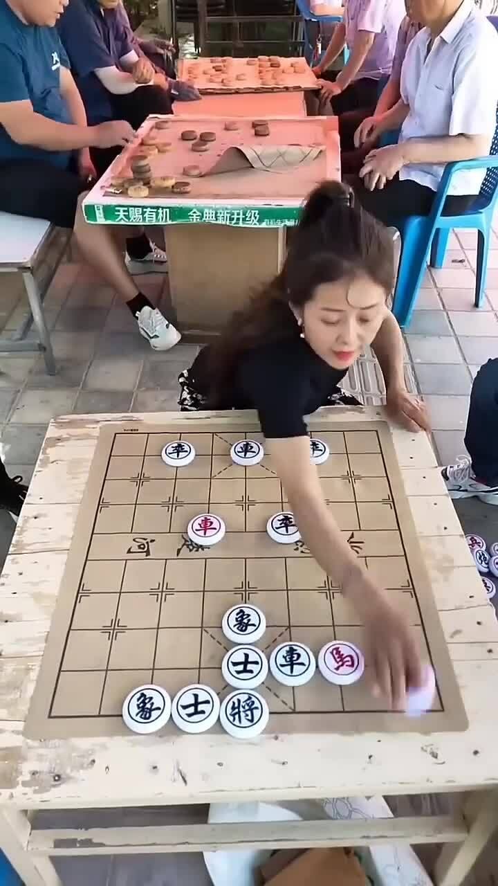Phong cách đập mạnh quân cờ của nữ kỳ thủ Trung Quốc