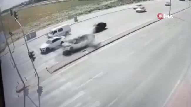 Ôtô dừng đèn đỏ bị xe khác đâm vỡ tan, một người thiệt mạng