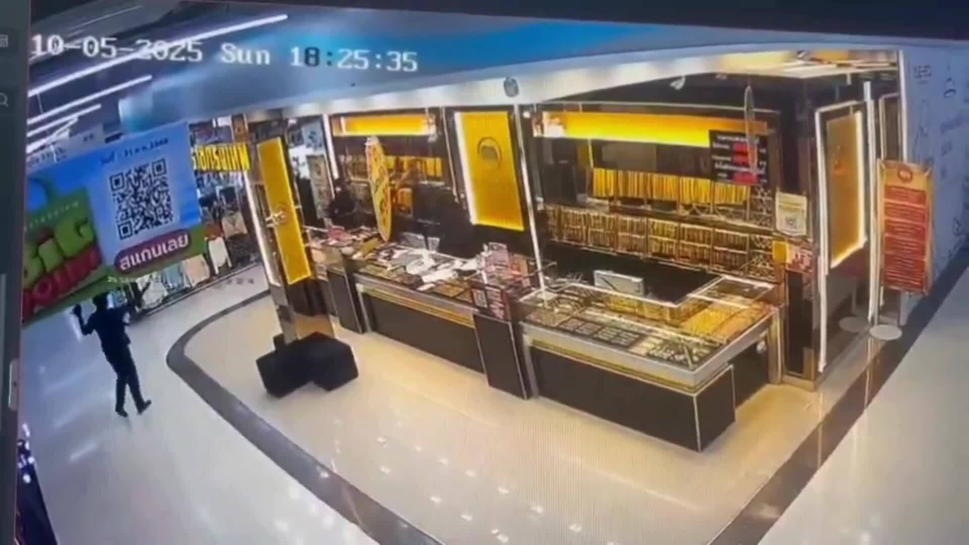 Băng cướp mang súng cướp tiệm vàng Thái Lan