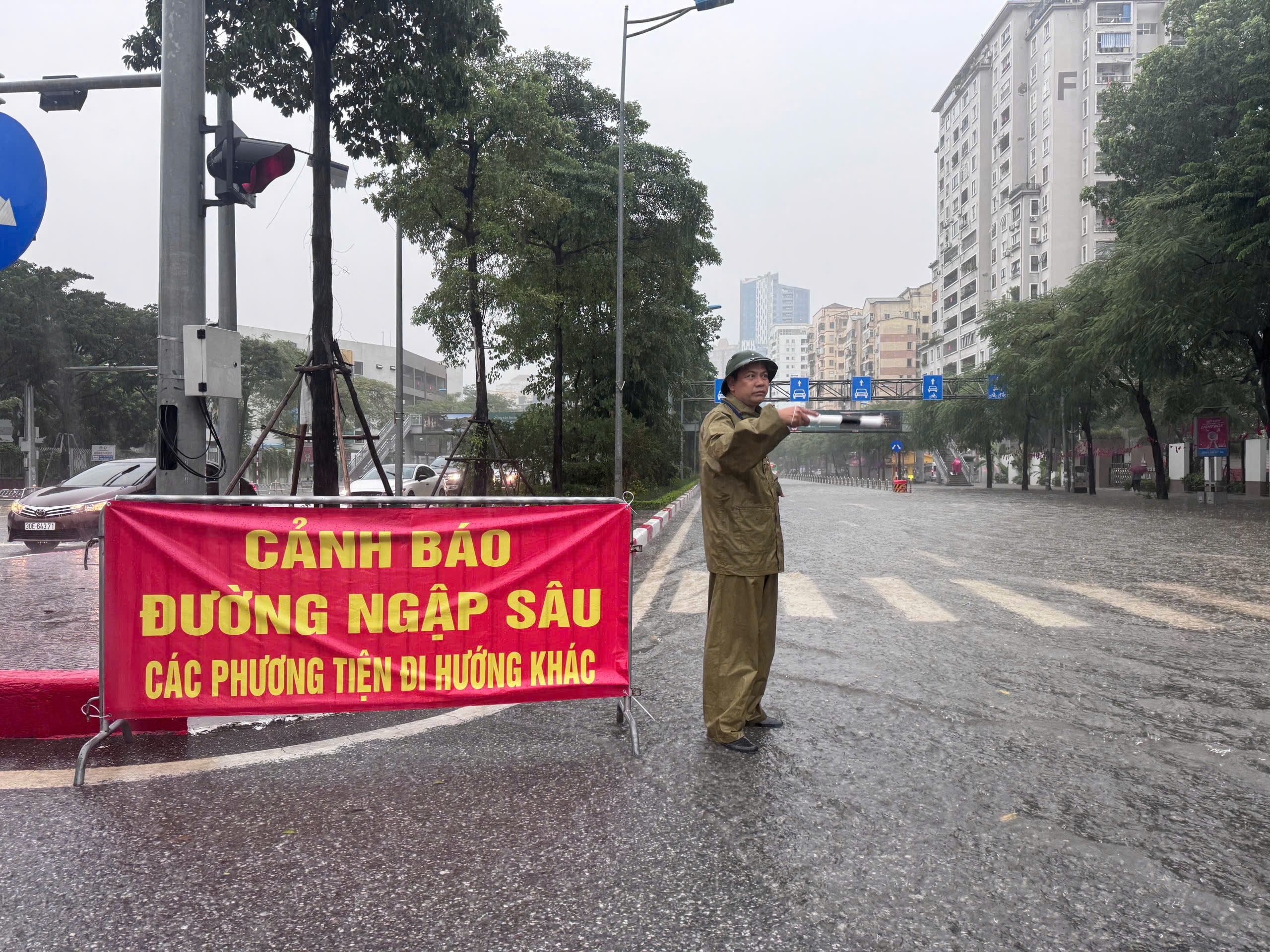 Lực lượng chức năng hạn chế phương tiện đi vào đường Võ Chí Công do đã ngập sâu