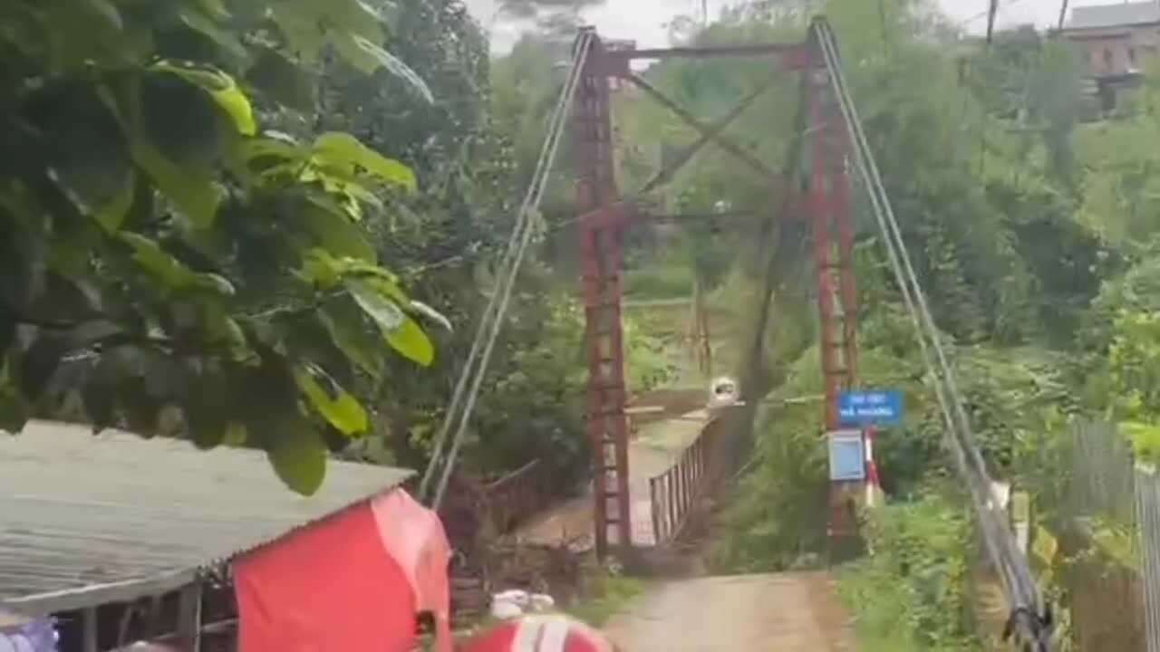Mưa lũ cuốn đứt cáp cầu treo Nà Hoàng