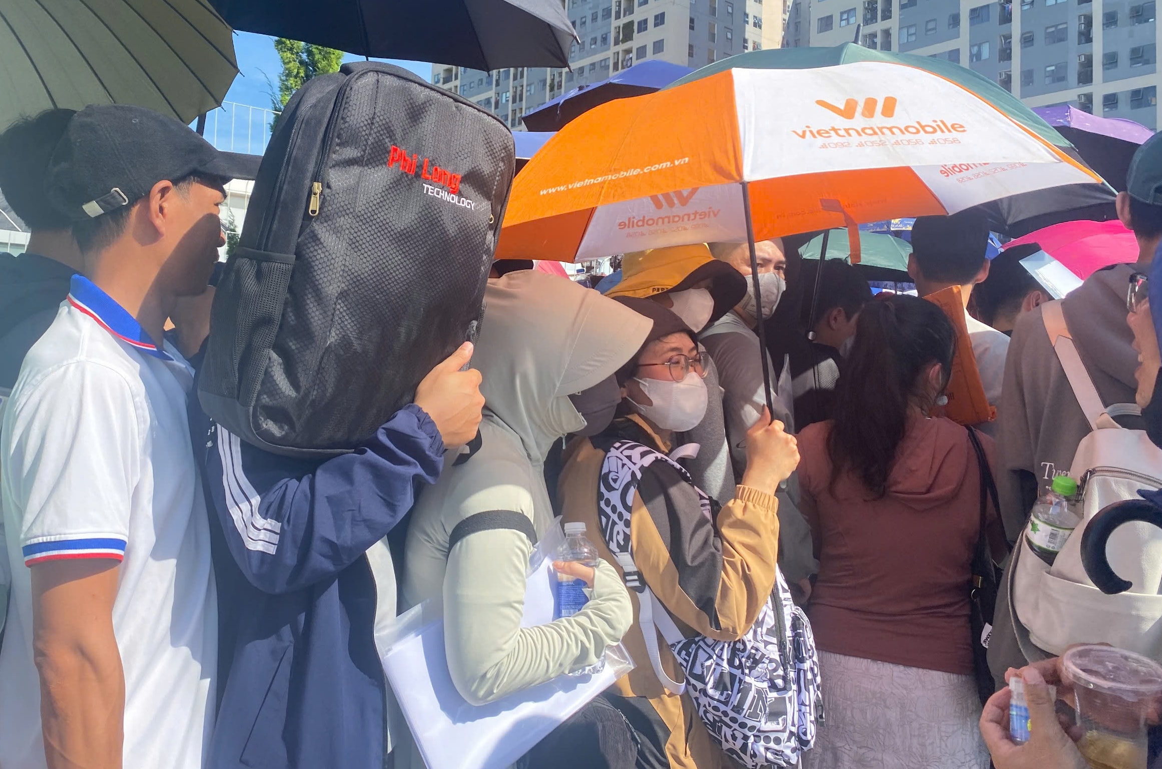 Đà Nẵng: Hàng trăm người xếp hàng mua nhà ở xã hội tại Bàu Tràm Lakeside - Ảnh 1. Đà Nẵng: Hàng trăm người xếp hàng mua nhà ở xã hội tại Bàu Tràm Lakeside - Ảnh 1.