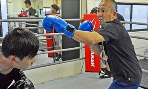 Nhà sư Nhật Bản ngày tụng kinh tối làm võ sĩ, đang cầu siêu vẫn tập đấm bốc