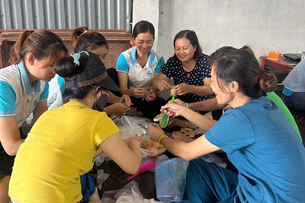 Chủ quán nấu 2 tạ xôi cứu trợ người dân Thái Nguyên bị ngập lụt - 2