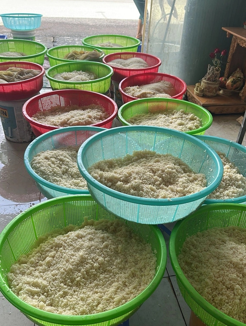 Chủ quán nấu 2 tạ xôi cứu trợ người dân Thái Nguyên bị ngập lụt - 1