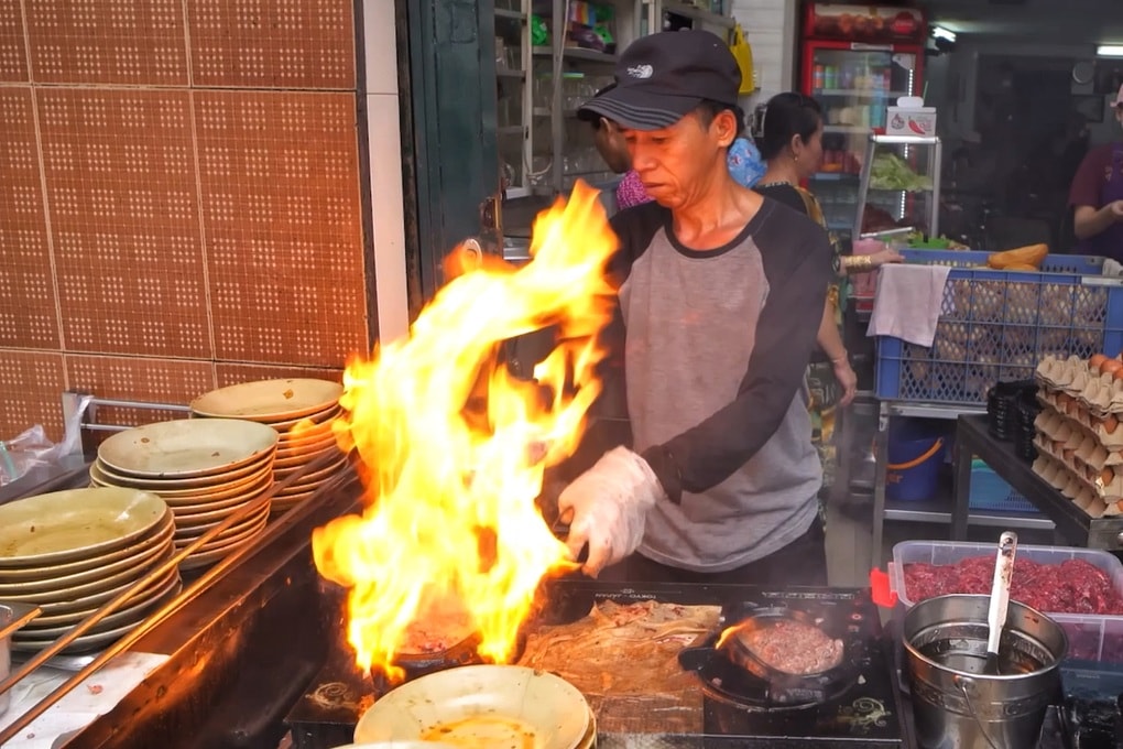Món bốc lửa ở TPHCM khiến khách Tây trầm trồ, gọi là bữa sáng tuyệt vời - 1