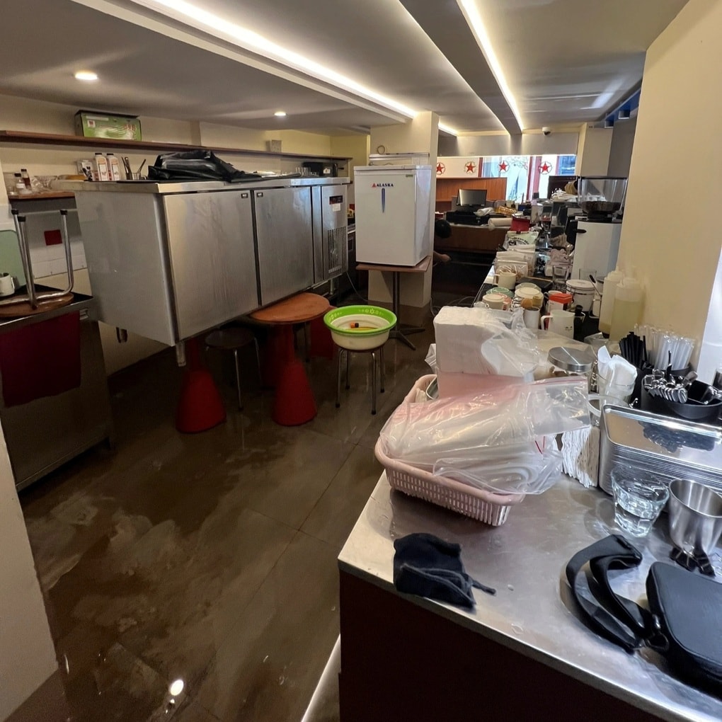 Quán cà phê ở Hà Nội mới khai trương 1 tháng, 3 lần phải chạy lụt - 2 Quán cà phê ở Hà Nội mới khai trương 1 tháng, 3 lần phải chạy lụt - 2