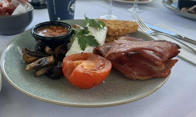 Bữa sáng gồm cà chua, cà tím nướng, đậu sốt cà chua, bánh sandwhich và thịt nguội, xúc xích. Ảnh: Phương Anh