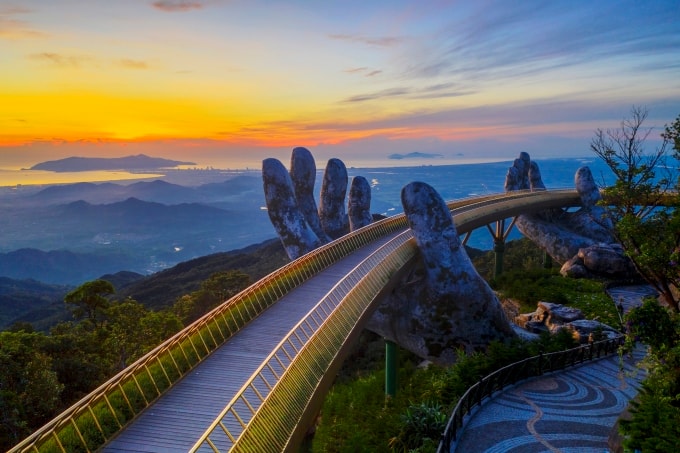Hệ thống Sun World trên cả nước nổi tiếng nhờ những công trình như Cầu Vàng tại Bà Nà, Cáp treo Hòn Thơm... Ảnh: Sun Group