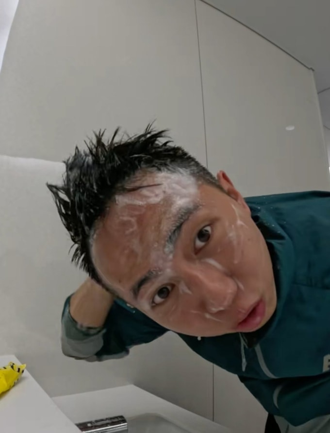 Yikeshu gội đầu trong nhà vệ sinh ở Nhật. Ảnh: SCMP