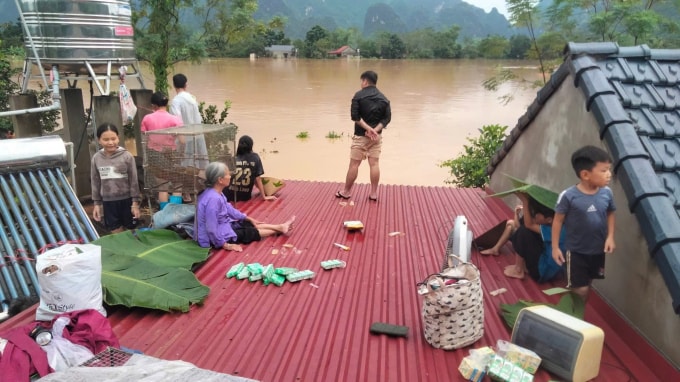 Người dân ở xã Dân Tiến, huyện Võ Nhai (cũ), Thái Nguyên trèo lên mái nhà bởi nước dâng cao, chiều ngày 7/10. Ảnh: Huệ Lê