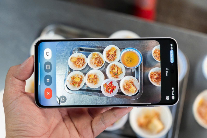 Người dùng chia sẻ màn hình để Gemini Live đưa ra gợi ý cho nhiều tình huống. Ảnh: Samsung