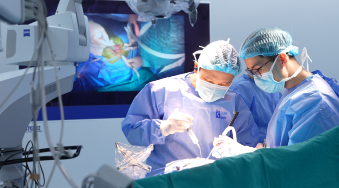 Bác sĩ phẫu thuật lấy dị vật sau chấn thương mắt. Ảnh: Bệnh viện Đa khoa Tâm Anh