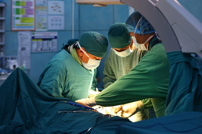 Bác sĩ, nhân viên y tế bệnh viện Nhi Đồng 2 TP HCM thực hiện ca phẫu thuật cho bệnh nhân, tháng 7/2025. Ảnh: Quỳnh Trần