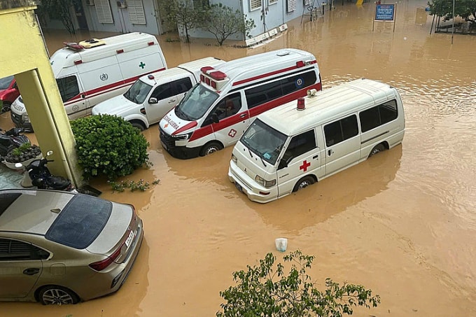 Bệnh viện chìm trong biển nước. Ảnh: Bệnh viện cung cấp