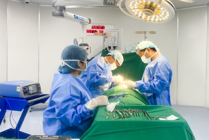 Bác sĩ Huân (giữa) nạo hạch cổ cho chị Quỳnh. Ảnh: Bệnh viện Đa khoa Tâm Anh