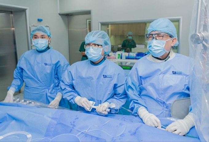 Êkíp đặt stent cấp cứu một trường hợp nhồi máu cơ tim. Ảnh minh họa: Bệnh viện Đa khoa Tâm Anh