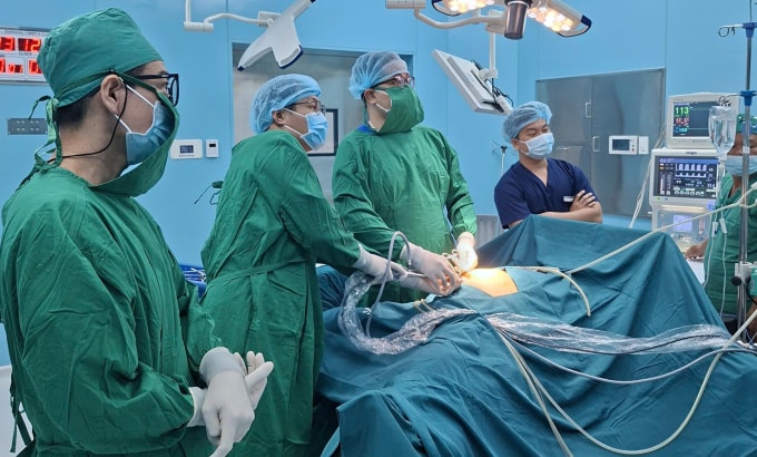 Bác sĩ các viện tuyến cuối phẫu thuật cho bệnh nhân tại Côn Đảo khi luân phiên công tác đến đây trong thời gian một tháng. Ảnh: Bệnh viện cung cấp