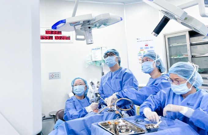 Giáo sư Chung Thủy (ngoài cùng trái) phẫu thuật nội soi cắt khối u bằng laser CO2 cho ông Bình. Ảnh: Bệnh viện Đa khoa Tâm Anh