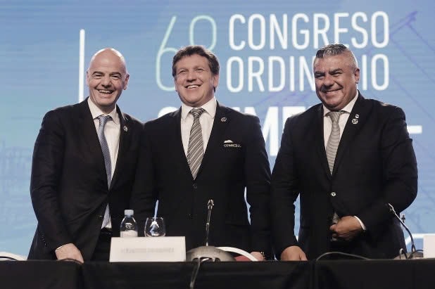 Chủ tịch FIFA Gianni Infantino (trái), Chủ tịch LĐBĐ Nam Mỹ Alejandro Dominguez (giữa) và Chủ tịch LĐBĐ Argentina Claudio Tapia (phải) trong một hội nghị bóng đá ở Buenos Aires, Argentina ngày 12/4/2018. Ảnh: AP