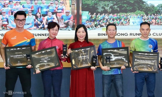 5 CLB chạy được vinh danh trong Gala trao giải Runners of the Year 2024. Ảnh: Hiếu Lương