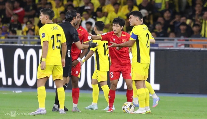 Malaysia (áo vàng) trong trận thắng Việt Nam 4-0 ở lượt hai bảng F vòng loại cuối Asian Cup 2027, trên sân Bukit Jalil, thành phố Kuala Lumpur, Malaysia ngày 10/6/2025. Ảnh: Hai Tư