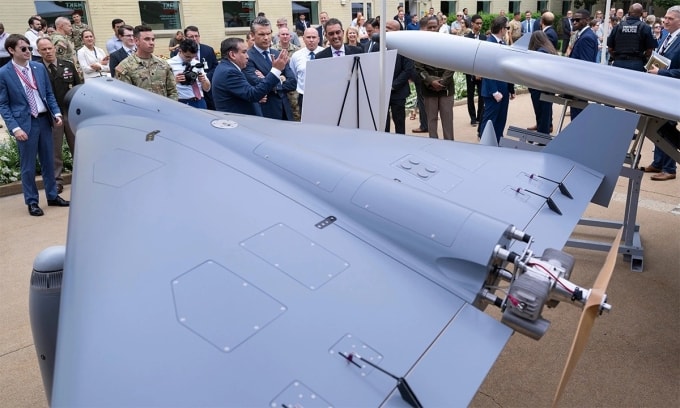 Nguyên mẫu UAV của công ty Mỹ SpektreWorks có hình dạng giống dòng Shahed được trưng bày tại Lầu Năm Góc ngày 16/7. Ảnh: US Navy