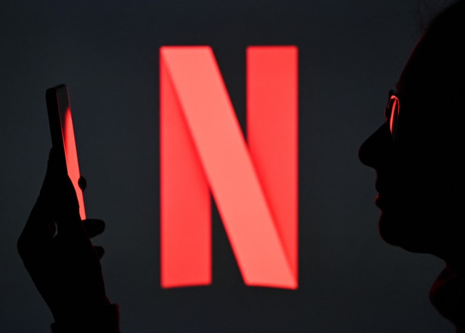 Logo Netflix hiển thị trên màn chiếu. Ảnh: AFP