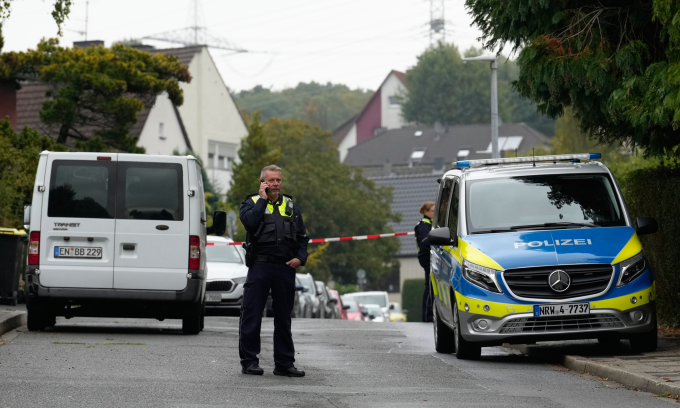 Cảnh sát tại thị trấn Herdecke, Đức hôm 7/10. Ảnh: AP