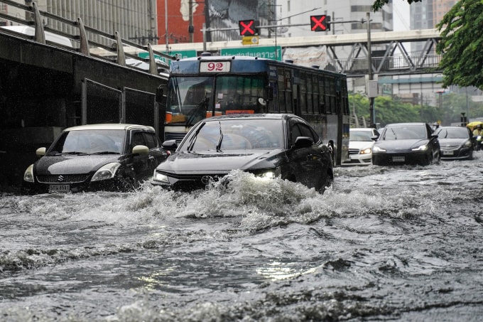 Các phương tiện di chuyển qua đoạn đường ngập nước ở Bangkok, Thái Lan, ngày 4/10. Ảnh: Reuters