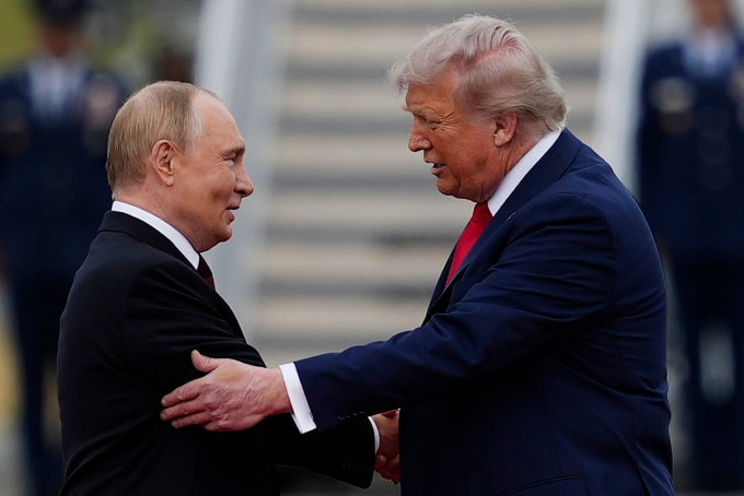 Tổng thống Putin (trái) và Tổng thống Trump tại Alaska ngày 15/8. Ảnh: AP
