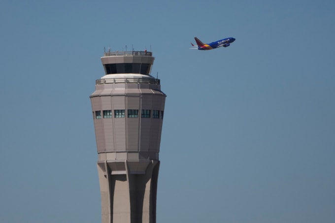 Trạm kiểm soát không lưu ở sân bay quốc tế Harry Reid, Las Vegas, ngày 7/10. Ảnh: AP