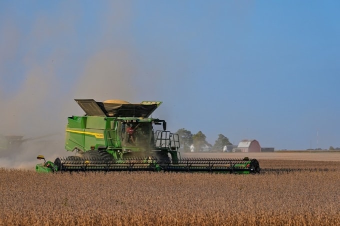 Thu hoạch đậu nành ở Warren, Indiana, Mỹ, hồi tháng 9. Ảnh: AP