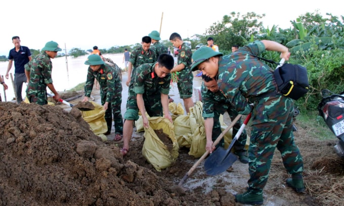 Bộ đội tham gia chống tràn đê Tả Cầu. Ảnh: Báo Bắc Ninh