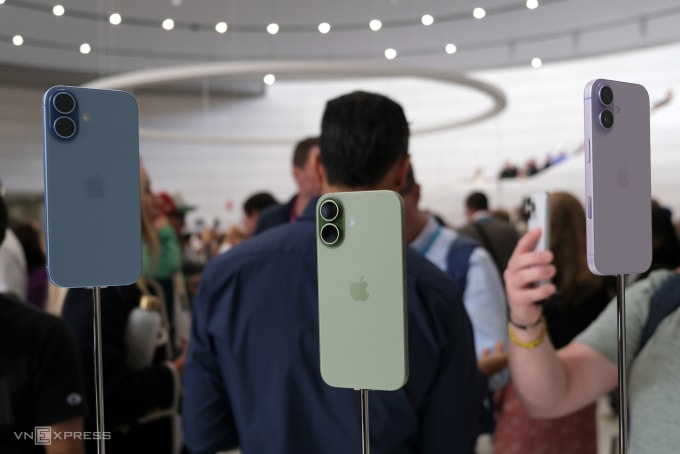 iPhone 17 màu xanh lam, xanh lá và tím. Ảnh: Tuấn Hưng