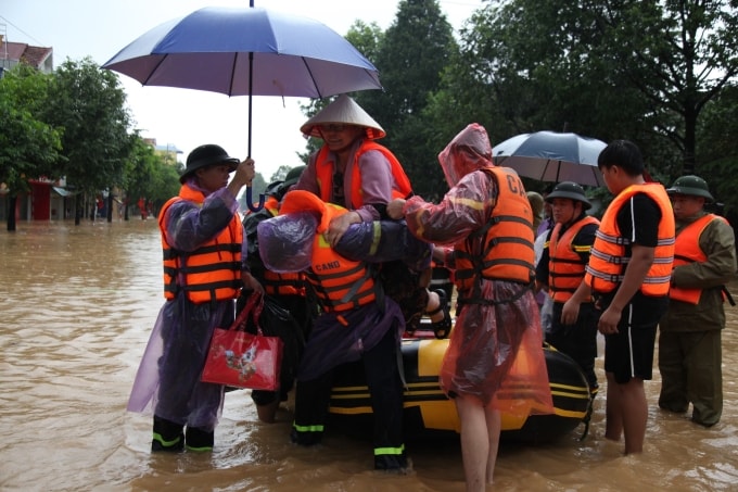 Cầu an hỗ trợ di tản người dân tới nơi an toàn ở Mỏ Cầu. Ảnh: Công an tỉnh Thái Nguyên