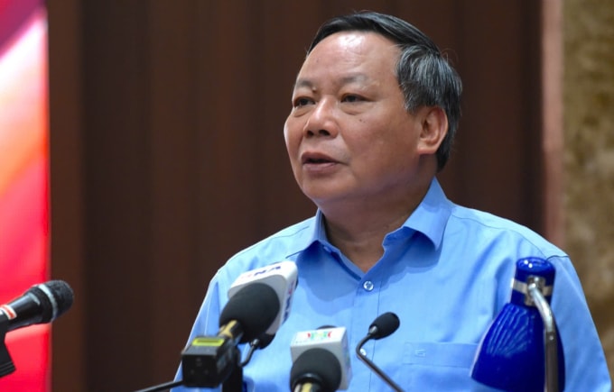 Phó Bí thư Thường trực Thành ủy Hà Nội Nguyễn Văn Phong phát biểu tại buổi họp báo. Ảnh: Hoàng Phong