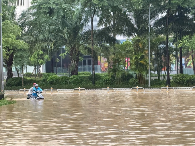 Sáng 8/10 đường Võ Chí Công (tòa nhà UDIC) vẫn bị ngập. Ảnh: Xuân Anh